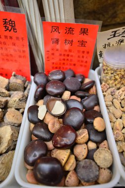 Çin 'in Xinjiang şehrinde, Çin' in Urumçi kentindeki Büyük Çarşıda çeşitli geleneksel Çin ve bitkisel ilaçlar üretiliyor.