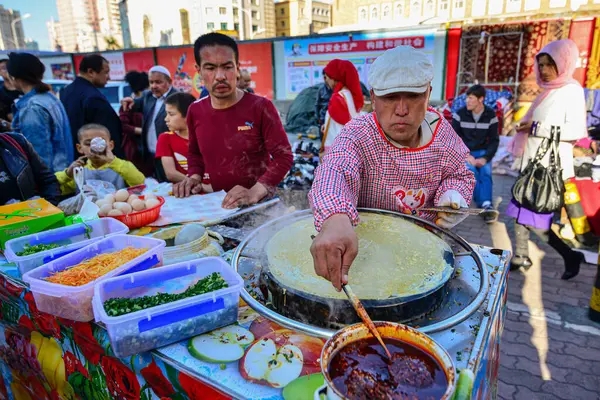Pannekoeken Verkopers Een Openlucht Traditionele Markt Urumqi Xinjiang China — Stockfoto