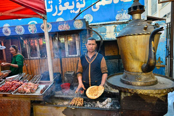 Leveranciers Die Gebarbecued Vlees Lokale Oeigoerse Gerechten Verkopen Een Traditionele — Stockfoto