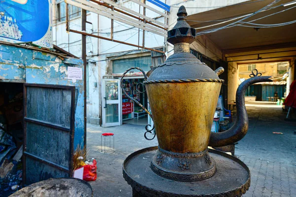 Een Vuilnisbelt Oversized Oeigoerse Theepot Mijlpaal Binnen Een Traditionele Markt — Stockfoto