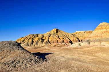 Urumçi yakınlarındaki Wucai Şehri Sahne Bölgesi 'nde gezinen Xinjiang, Danxia' nın muhteşem ve göz kamaştırıcı bir manzarasına sahip..