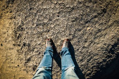 Urumçi yakınlarındaki Wucai Şehri Sahne Bölgesi 'nde gezinen Xinjiang, Danxia' nın muhteşem ve göz kamaştırıcı bir manzarasına sahip..