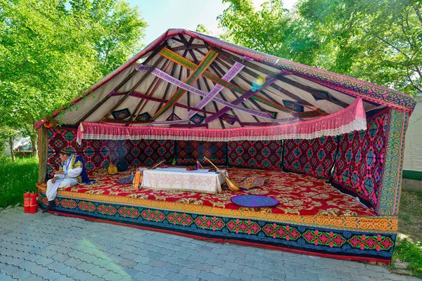 Duża Ekspozycja Tradycyjnych Kazachskich Jurt Kolorowa Niepowtarzalna Architektura Ukazująca Żywą — Zdjęcie stockowe