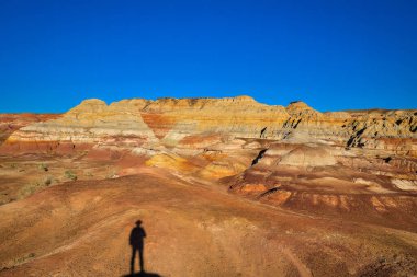 Urumçi yakınlarındaki Wucai Şehri Sahne Bölgesi 'nde gezinen Xinjiang, Danxia' nın muhteşem ve göz kamaştırıcı bir manzarasına sahip..