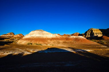 Urumçi yakınlarındaki Wucai Şehri Sahne Bölgesi 'nde gezinen Xinjiang, Danxia' nın muhteşem ve göz kamaştırıcı bir manzarasına sahip..