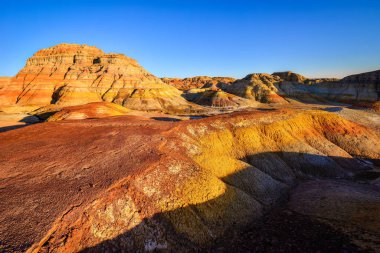 Urumçi yakınlarındaki Wucai Şehri Sahne Bölgesi 'nde gezinen Xinjiang, Danxia' nın muhteşem ve göz kamaştırıcı bir manzarasına sahip..