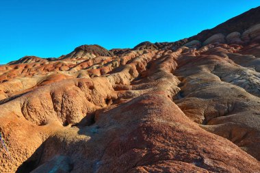 Urumçi yakınlarındaki Wucai Şehri Sahne Bölgesi 'nde gezinen Xinjiang, Danxia' nın muhteşem ve göz kamaştırıcı bir manzarasına sahip..