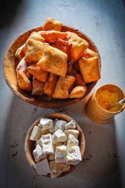 Tuvalar geleneksel olarak besin için hayvanlarına bel bağlayan göçebe çobanlardır, ancak şimdi birçok Tuva kasabalara ve şehirlere yerleşti. Tuvalar Çin 'in kuzeybatısında özerk bir bölge olan Xinjiang' daki etnik gruplardan biridir..