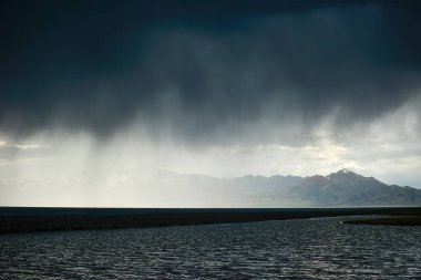 Sayram Gölü, değişen renkleri, karla kaplı dağları, sayısız kır çiçeğinin yanı sıra nefes kesen gündoğumu ve günbatımını içeren şeffaf bir su içerir..