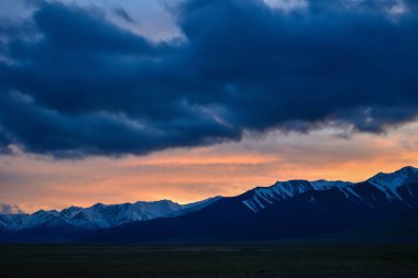 Sayram Gölü, değişen renkleri, karla kaplı dağları, sayısız kır çiçeğinin yanı sıra nefes kesen gündoğumu ve günbatımını içeren şeffaf bir su içerir..