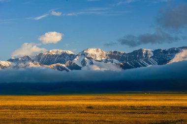 Tarim Gölü etrafındaki dağlar ve sular eşsiz ve güzel bir manzaradır.