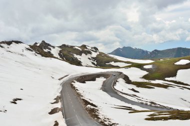 Tarim Gölü etrafındaki dağlar ve sular eşsiz ve güzel bir manzaradır.