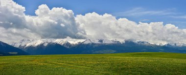 Kalajun otlakları, yüksek kar örtülü dağlarla desteklenen yuvarlanan tepeler şeklindedir ve otlaklarda ormanlar, çiçekler ve diğer manzaralar vardır..
