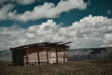 Xinjiang 'da Qiongkushtai, geniş bir çayıra, sakin atlara ve koyunlara sahip küçük bir Kazak köyü..