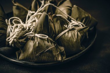 Zongzi, Çin halkının her yıl 15 Mayıs 'taki Ejderha Botu Festivali' nde yemek zorunda olduğu bir lezzettir.