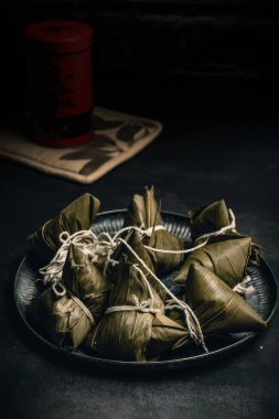 Zongzi, Çin halkının her yıl 15 Mayıs 'taki Ejderha Botu Festivali' nde yemek zorunda olduğu bir lezzettir.