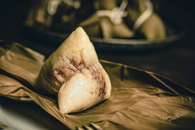 Zongzi, Çin halkının her yıl 15 Mayıs 'taki Ejderha Botu Festivali' nde yemek zorunda olduğu bir lezzettir.