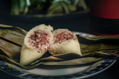 Zongzi, Çin halkının her yıl 15 Mayıs 'taki Ejderha Botu Festivali' nde yemek zorunda olduğu bir lezzettir.