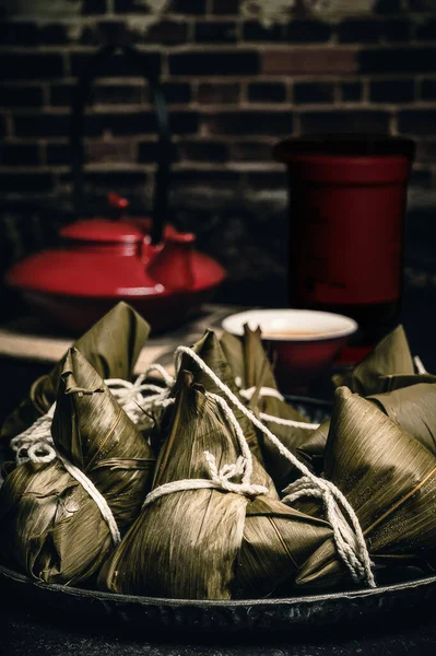 Zongzi, Çin halkının her yıl 15 Mayıs 'taki Ejderha Botu Festivali' nde yemek zorunda olduğu bir lezzettir.