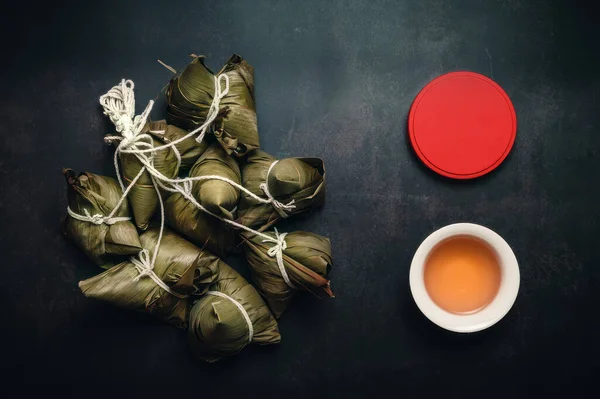 Zongzi, Çin halkının her yıl 15 Mayıs 'taki Ejderha Botu Festivali' nde yemek zorunda olduğu bir lezzettir.