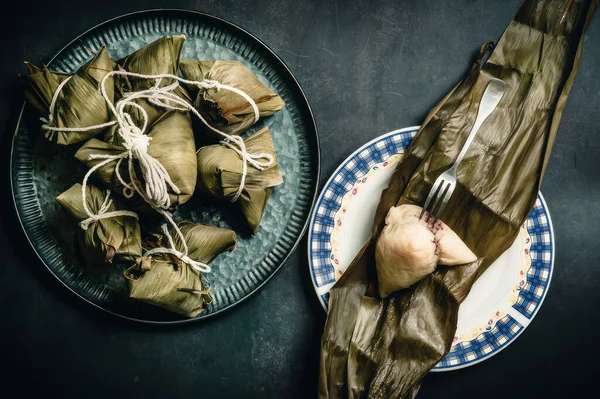 Zongzi, Çin halkının her yıl 15 Mayıs 'taki Ejderha Botu Festivali' nde yemek zorunda olduğu bir lezzettir.