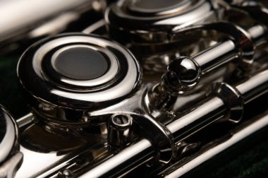 Flütün sesi melodik ve sarhoş edicidir.