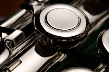 Flütün sesi melodik ve sarhoş edicidir.