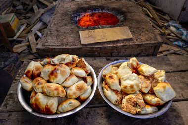 Kashgar 'da koyun eti pişirilmiş çörek, Xinjiang lezzetli bir yerel aperatiftir.