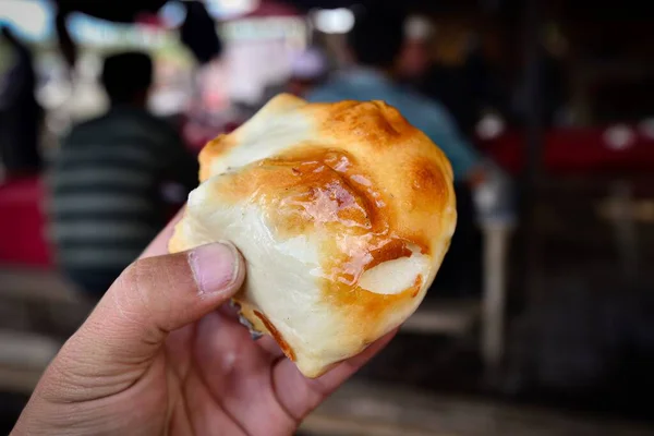 Kashgar 'da koyun eti pişirilmiş çörek, Xinjiang lezzetli bir yerel aperatiftir.