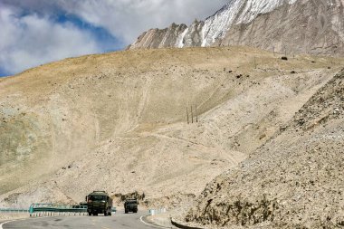 Baisha Dağı ve zümrüt göl suyuyla birlikte Xinjiang Pamir Platosu 'ndaki Baisha Gölü.