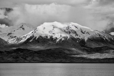 Pamirs Karakul Gölü 'nden buzulların babası olarak bilinen Muztagh Kulesi' ne bakıyorum.
