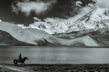 Pamirs Karakul Gölü 'nden buzulların babası olarak bilinen Muztagh Kulesi' ne bakıyorum.