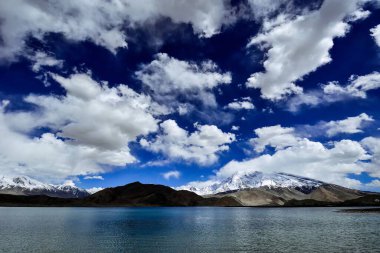 Pamirs Karakul Gölü 'nden buzulların babası olarak bilinen Muztagh Kulesi' ne bakıyorum.