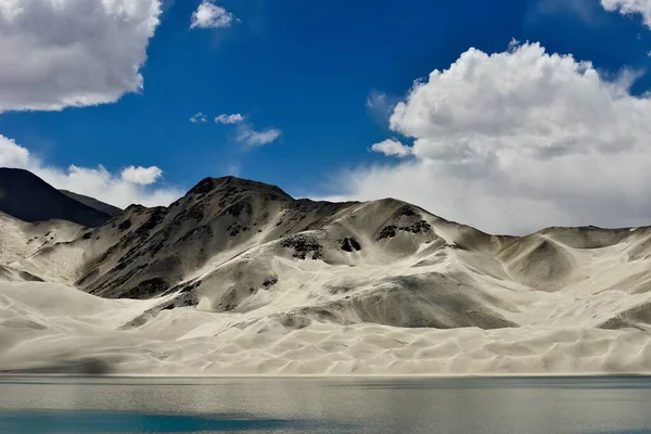 Jezioro Baisha Płaskowyżu Pamir Xinjiang Baisha Mountain Szmaragdowym Jeziorem Wody — Zdjęcie stockowe