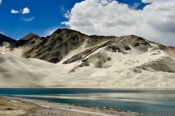 Baisha Dağı Zümrüt Göl Suyuyla Birlikte Xinjiang Pamir Platosu Ndaki — Stok fotoğraf