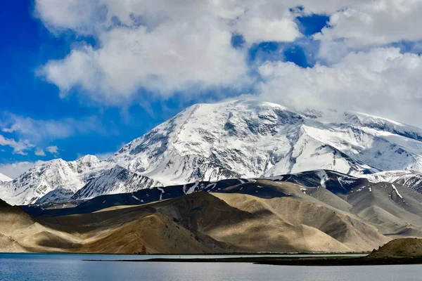 Patrząc Wieżę Muztagh Znaną Jako Ojciec Lodowców Jeziora Pamirs Karakul — Zdjęcie stockowe