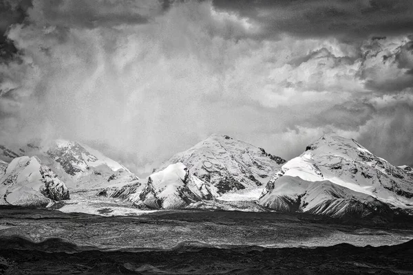 stock image Looking up at Muztagh Tower, known as the father of glaciers, from Pamirs Karakul Lake