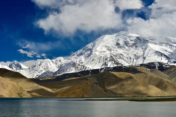 Pamirs Karakul Gölü Nden Buzulların Babası Olarak Bilinen Muztagh Kulesi — Stok fotoğraf