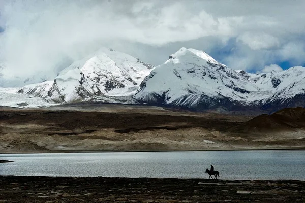 Pamirs Karakul Gölü 'nden buzulların babası olarak bilinen Muztagh Kulesi' ne bakıyorum.