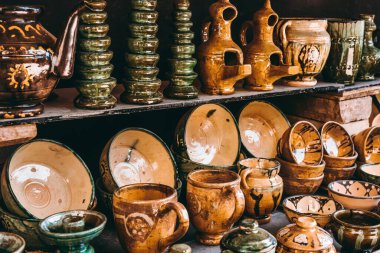 El yapımı çömlek Çin 'in Kashgar kentindeki Hathpace' deki Halk Evleri 'nde çok değerli ve eski bir kültürel özelliktir.
