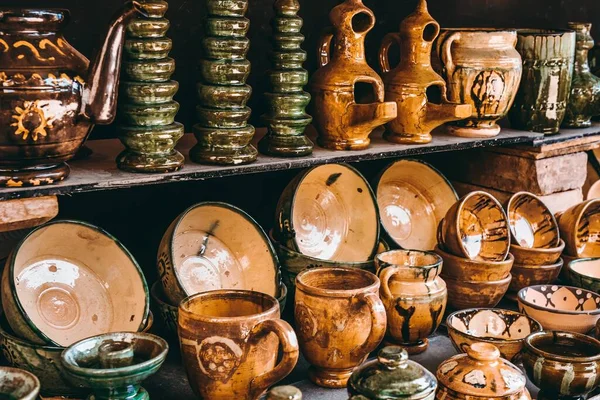 El yapımı çömlek Çin 'in Kashgar kentindeki Hathpace' deki Halk Evleri 'nde çok değerli ve eski bir kültürel özelliktir.