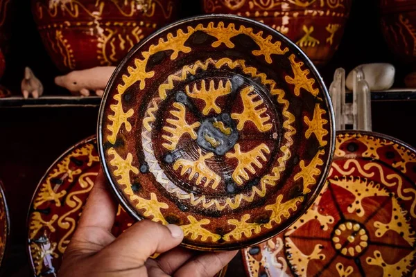 El yapımı çömlek Çin 'in Kashgar kentindeki Hathpace' deki Halk Evleri 'nde çok değerli ve eski bir kültürel özelliktir.