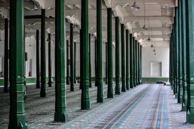 Kimlik Kah Camii Çin 'in başkenti Kashgar' da yer almaktadır ve Çin 'in en büyük camiidir.