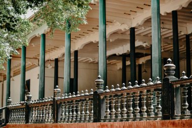 Kimlik Kah Camii Çin 'in başkenti Kashgar' da yer almaktadır ve Çin 'in en büyük camiidir.