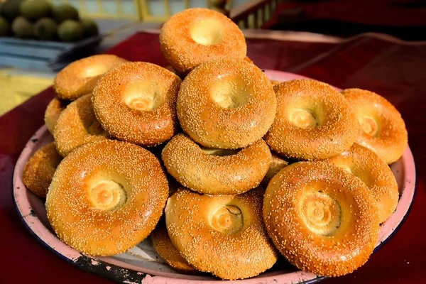Eski Kaşgar caddesinde fırında naan satan eski bir satıcı. Pastalar güzel kokulu.
