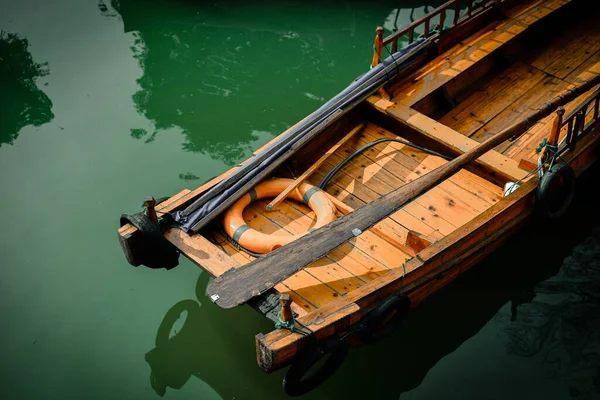 Stock image Small river, wooden boats, stone bridges and old street wooden shops paved with stone bricks in a small water town in southern China