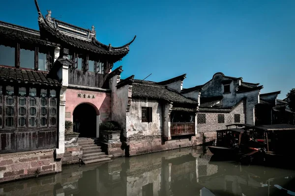 中国南方一个小镇上的小河 石桥和用石砖铺成的老街木铺 — 图库照片