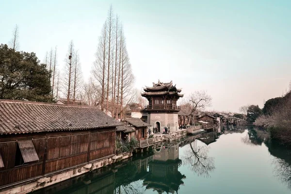 中国南部の小さな水の町に石レンガで舗装された小さな川 木製のボート 石の橋や古い通りの木製のお店 — ストック写真