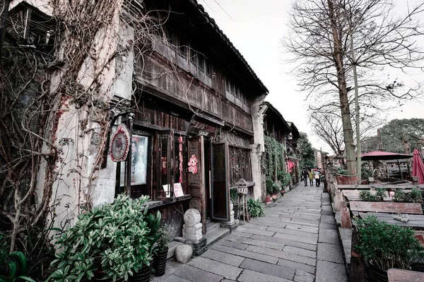中国南方一个小镇上的小河 石桥和用石砖铺成的老街木铺 — 图库照片