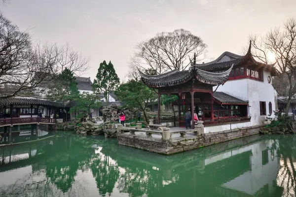 Uroczy Krajobraz Ogrodu Południowych Chinach Piękny Pawilon Ogrody Małe Mosty — Zdjęcie stockowe